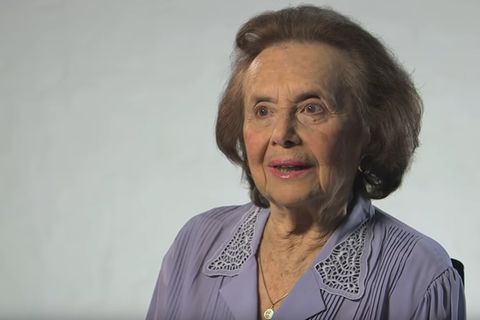 Lily Ebert trägt die goldene Kette ihrer Mutter