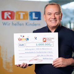 RTL-Moderator Wolfram Kons mit einem Scheck über eine Million Euro für Straßenkinder in Berlin an die Stiftung stern