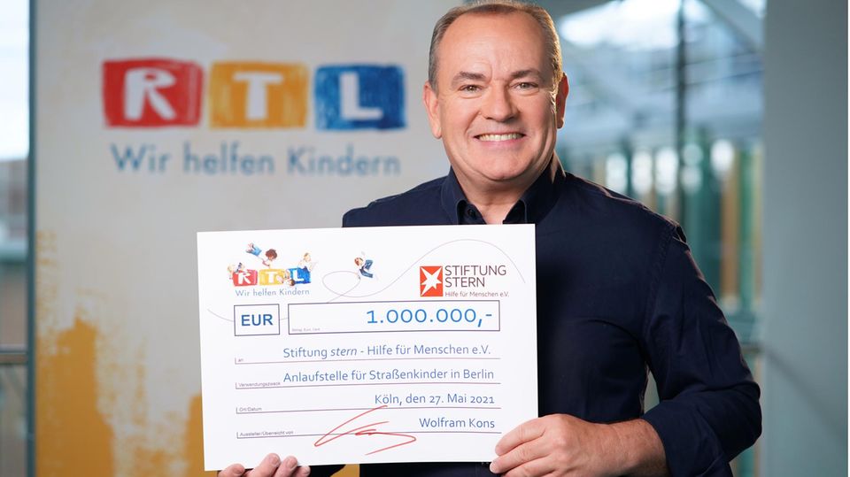 RTL-Moderator Wolfram Kons mit einem Scheck über eine Million Euro für Straßenkinder in Berlin an die Stiftung stern