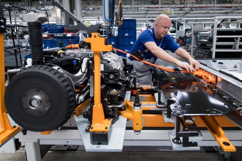 Ein Mitarbeiter von Volkswagen Sachsen in Zwickau verkabelt einen Elektroauto-Akku.