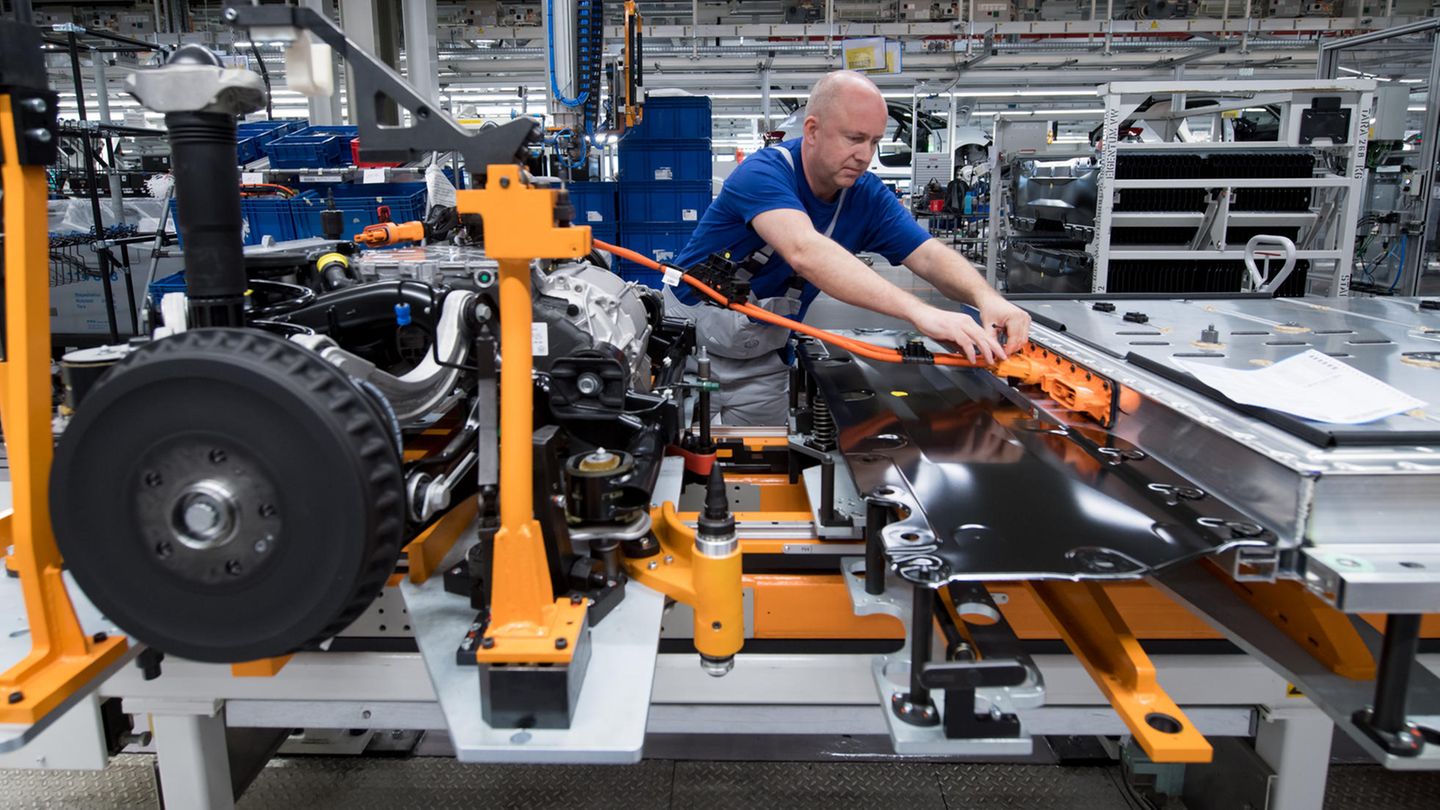 Ein Mitarbeiter von Volkswagen Sachsen in Zwickau verkabelt einen Elektroauto-Akku.