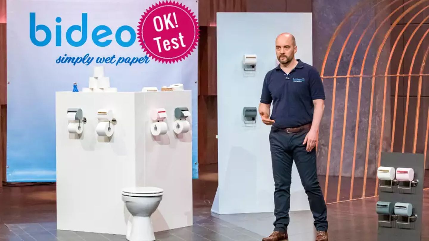 Der Klopapier-Bestseller  Hygiene-Artikel haben in der Corona-Pandemie einen ganz neuen Stellenwert erreicht. Das zeigt sich auch in der "Höhle der Löwen", wo der Toilettenpapierhalter Bideo abräumen konnte. Bideo verwandelt herkömmliches Toilettenpapier in feuchtes. Das wollten viele Menschen gerne mal ausprobieren, auch wenn die Umsetzung suboptimal ist. Laut Investor Ralf Dümmel hat Bideo bereits einen Handelsumsatz von mehr als zwei Millionen Euro erzielt.