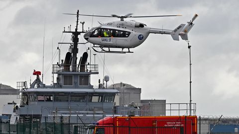 27. Oktober 2020: Ein französischer Rettungshubschrauber landet in der Nähe eines Rettungsschiffes in Dünkirchen. Bei der Überfahrt von Frankreich in Richtung Großbritannien sind mehrere Menschen ums Leben gekommen. Das Boot der Migranten sei gekentert, teilte die Nichtregierungsorganisation Channel Rescue mit. 