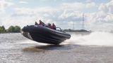 Ein Schlauchboot rast mit Höchstgeschwindigkeit über die Elbe