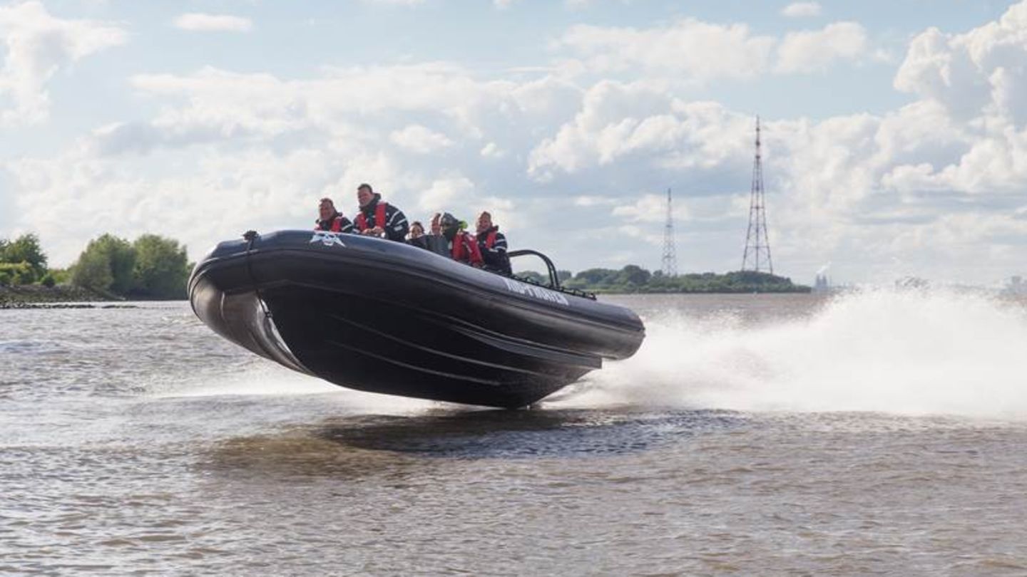 Hamburg: Mit den RIB-Piraten auf High-Speed Ein Schlauchboot rast mit Höchstgeschwindigkeit über die Elbe