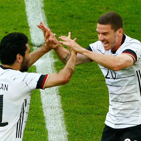 Robin Gosens (r:) feiert mit Ilkay Gündogan das 1:0 im EM-Testspiel gegen Lettland