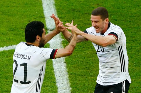 Robin Gosens (r:) feiert mit Ilkay Gündogan das 1:0 im EM-Testspiel gegen Lettland