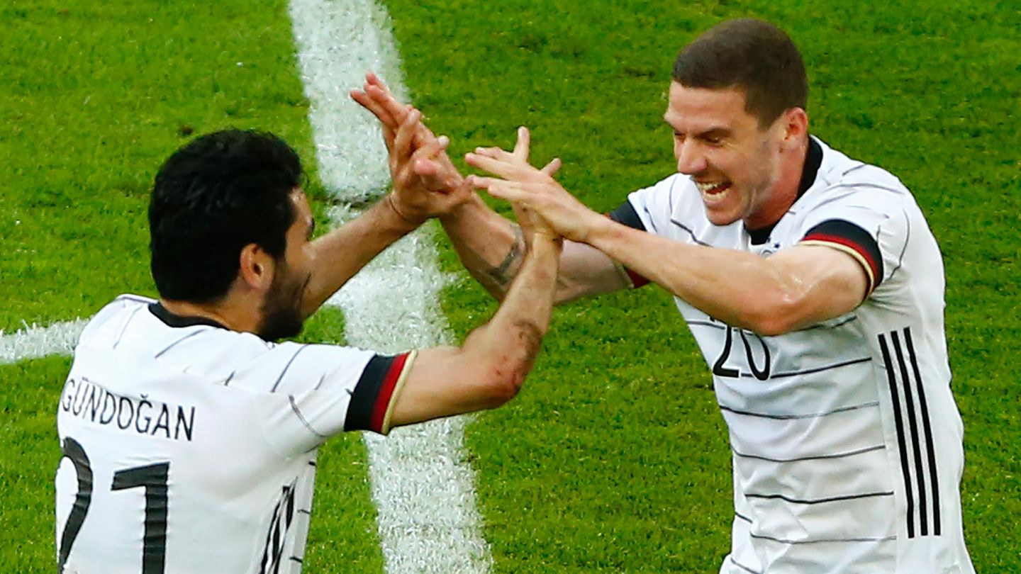 Robin Gosens (r:) feiert mit Ilkay Gündogan das 1:0 im EM-Testspiel gegen Lettland