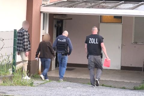 Razzia gegen Clankriminalität: Einsatzkräfte der Polizei gehen in ein Haus in Mülheim
