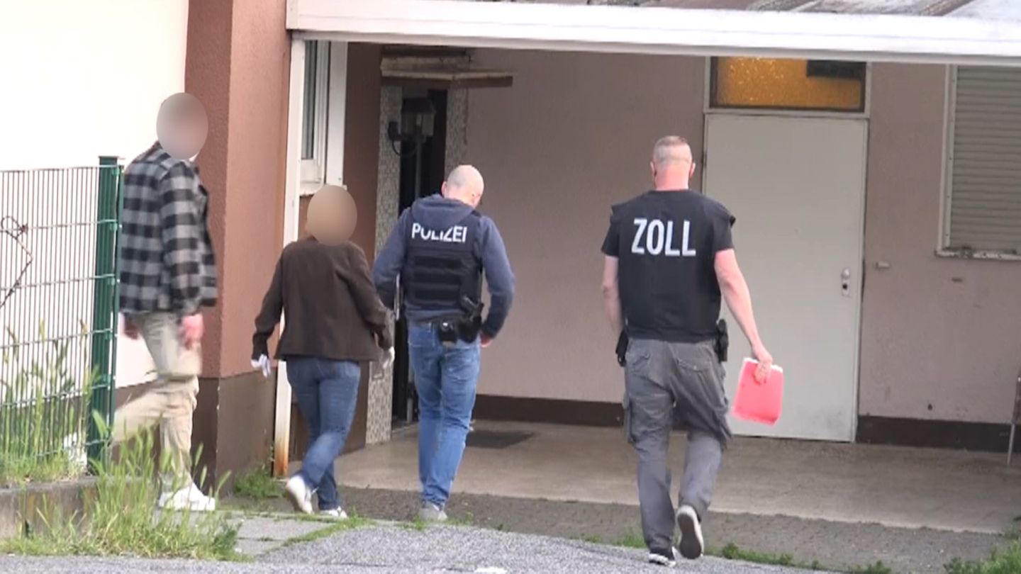 Razzia gegen Clankriminalität: Einsatzkräfte der Polizei gehen in ein Haus in Mülheim