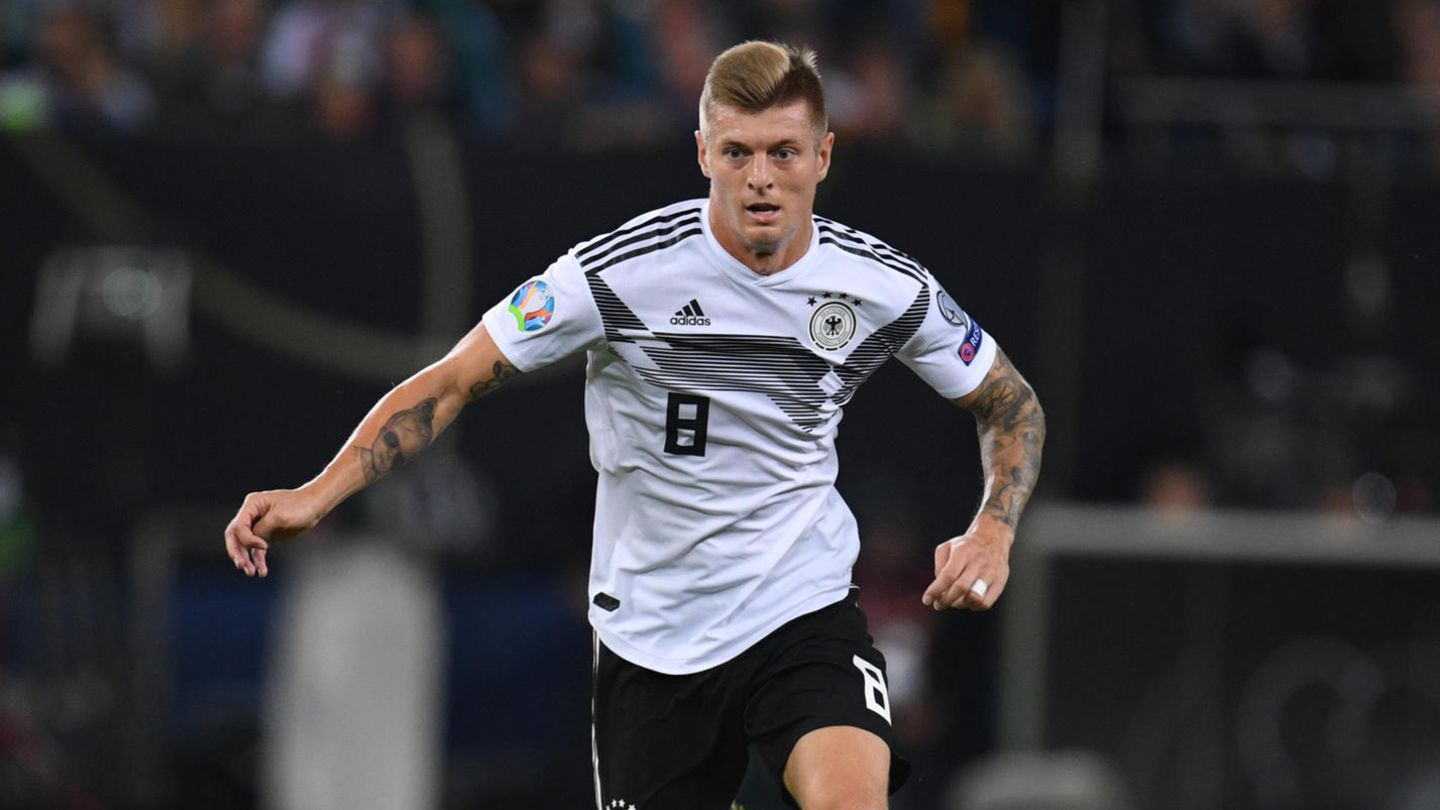 Toni Kroos Note: 4. Toni Kroos Versuchte das Spiel von hinten aufzubauen, war ein sicherer Passgeber und brachte mit weiten Bällen Tempo ins Spiel. Er war durchaus robust in den Zweikämpfen und betätigte sich auch als Balleroberer. Aber auch er konnte der Offensive kaum Struktur verleihen.