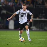 Note: 4. Toni Kroos Versuchte das Spiel von hinten aufzubauen, war ein sicherer Passgeber und brachte mit weiten Bällen Tempo ins Spiel. Er war durchaus robust in den Zweikämpfen und betätigte sich auch als Balleroberer. Aber auch er konnte der Offensive kaum Struktur verleihen.