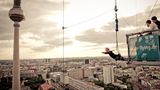 Wem Bungee-Jumping doch zuviel für die eigenen Nerven sind, dem könnte das hier gefallen: Base-Flying. Sich einfach mal aus 125 Metern Höhe auf den Alexanderplatz in Berlin fallen lassen. Base Flying ist eine Abseilwinde, eine verdammt schnelle. Es fühlt sich fast an wie ein freier Fall, jedoch ohne den unkontrollierten Gummibandeffekt des Bungees am Ende des Sturzes.  Weitere Informationen bei Base-Flying.