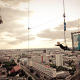 Wem Bungee-Jumping doch zuviel für die eigenen Nerven sind, dem könnte das hier gefallen: Base-Flying. Sich einfach mal aus 125 Metern Höhe auf den Alexanderplatz in Berlin fallen lassen. Base Flying ist eine Abseilwinde, eine verdammt schnelle. Es fühlt sich fast an wie ein freier Fall, jedoch ohne den unkontrollierten Gummibandeffekt des Bungees am Ende des Sturzes.  Weitere Informationen bei Base-Flying.