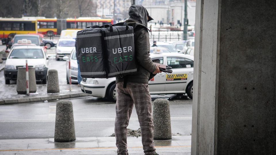 Ein Fahrer mit einem Rucksack von Uber Eats