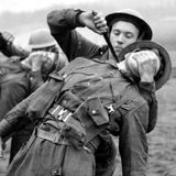 Training der Kommandosoldaten. Typisch der Fairbairn–Sykes-Dolch. 