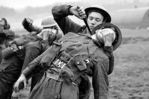 Training der Kommandosoldaten. Typisch der Fairbairn–Sykes-Dolch. 