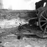 Churchill blickt in den Lauf einer belgischen Kanone.