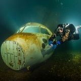 Kaum zu glauben, aber ausgerechnet die Ruhrpottmetropole Duisburg ist eine der besten Adresse, um Tauchen zu lernen. Das Tauchrevier in Duisburg mit versunken Flugzeugen, Autos und künstlichen Höhlengängen liegt in einem ehemaligen Gasometer. Rund 45 Meter im Durchmesser, 13 Meter tief, 21 Millionen Liter Wasser. Nur das Meer ist für Tauchlehrgänge besser. Duisburg-Besucher können sich zu Schnupperkursen anmelden. 