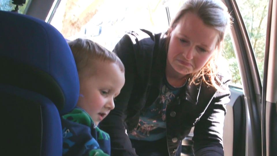 Endlich Ordnung im Auto: Familie testet Aufräum-Lösungen für die Sitze