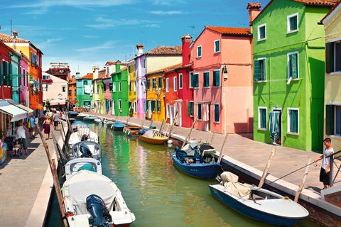 Farbenfroh: Die Häuser auf Burano sind deshalb so bunt angemalt, damit auch müde oder betrunkene Fischer leicht nach Hause finden – so die Legende