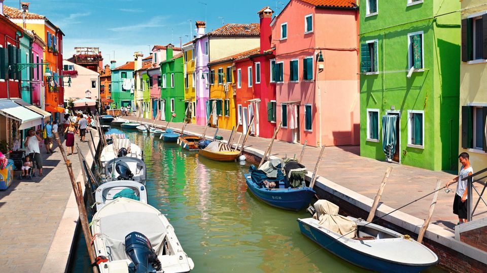 Farbenfroh: Die Häuser auf Burano sind deshalb so bunt angemalt, damit auch müde oder betrunkene Fischer leicht nach Hause finden – so die Legende
