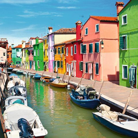 Farbenfroh: Die Häuser auf Burano sind deshalb so bunt angemalt, damit auch müde oder betrunkene Fischer leicht nach Hause finden – so die Legende