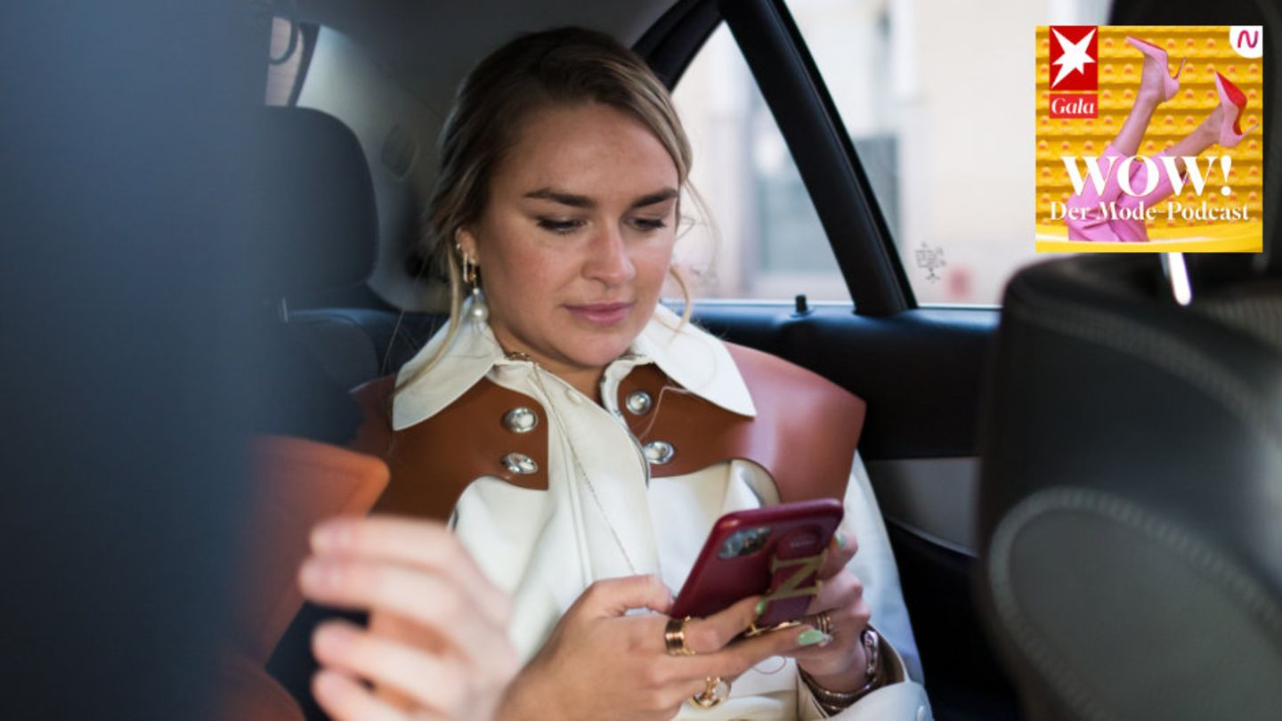 Influencerin Nina Suess im Designeroutfit mit Handy im Auto