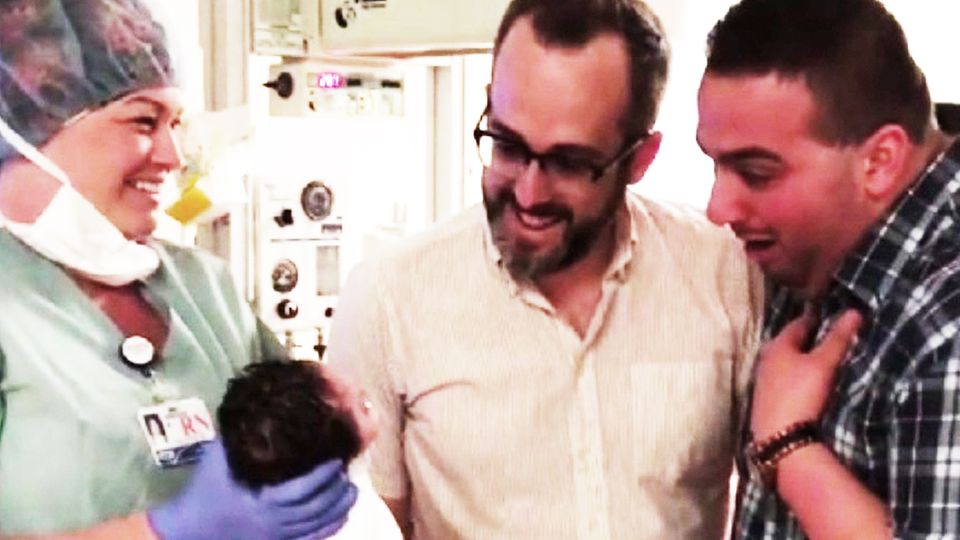 Emotionaler Moment: Schwules Paar hält zum ersten Mal neugeborene Tochter im Arm Schwules Paar sieht zum ersten Mal neugeborene Tochter