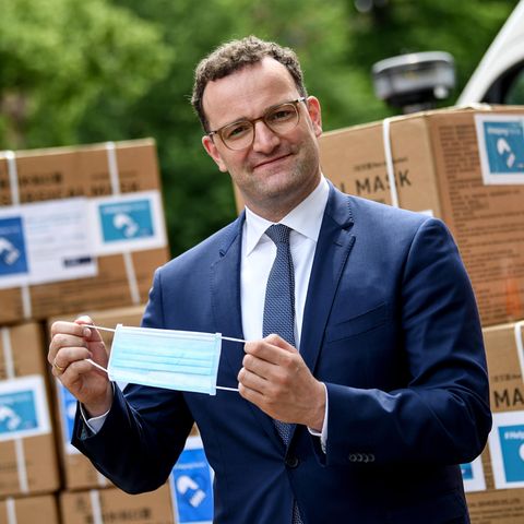 Bundesgesundheitsminister Jens Spahn (CDU) bei der Übergabe von Coronavirus-Schutzmasken