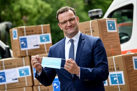 Bundesgesundheitsminister Jens Spahn (CDU) bei der Übergabe von Coronavirus-Schutzmasken