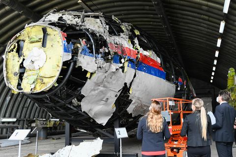 Betrachtung des Boeing-Wracks von Flug MH 17 in einem Hangar im niederländischen Reijen