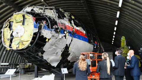 Betrachtung des Boeing-Wracks von Flug MH 17 in einem Hangar im niederländischen Reijen