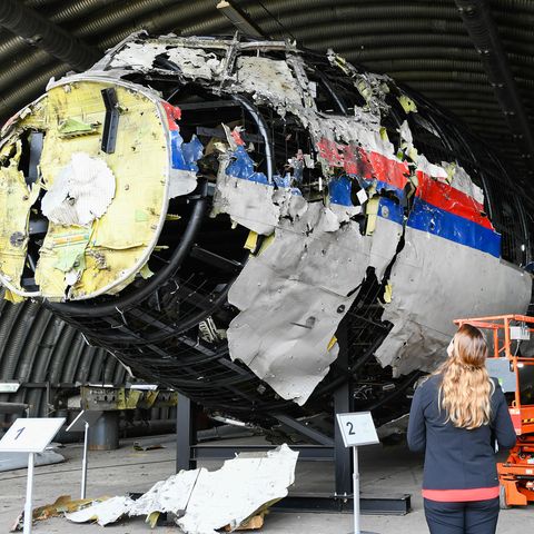 Betrachtung des Boeing-Wracks von Flug MH 17 in einem Hangar im niederländischen Reijen