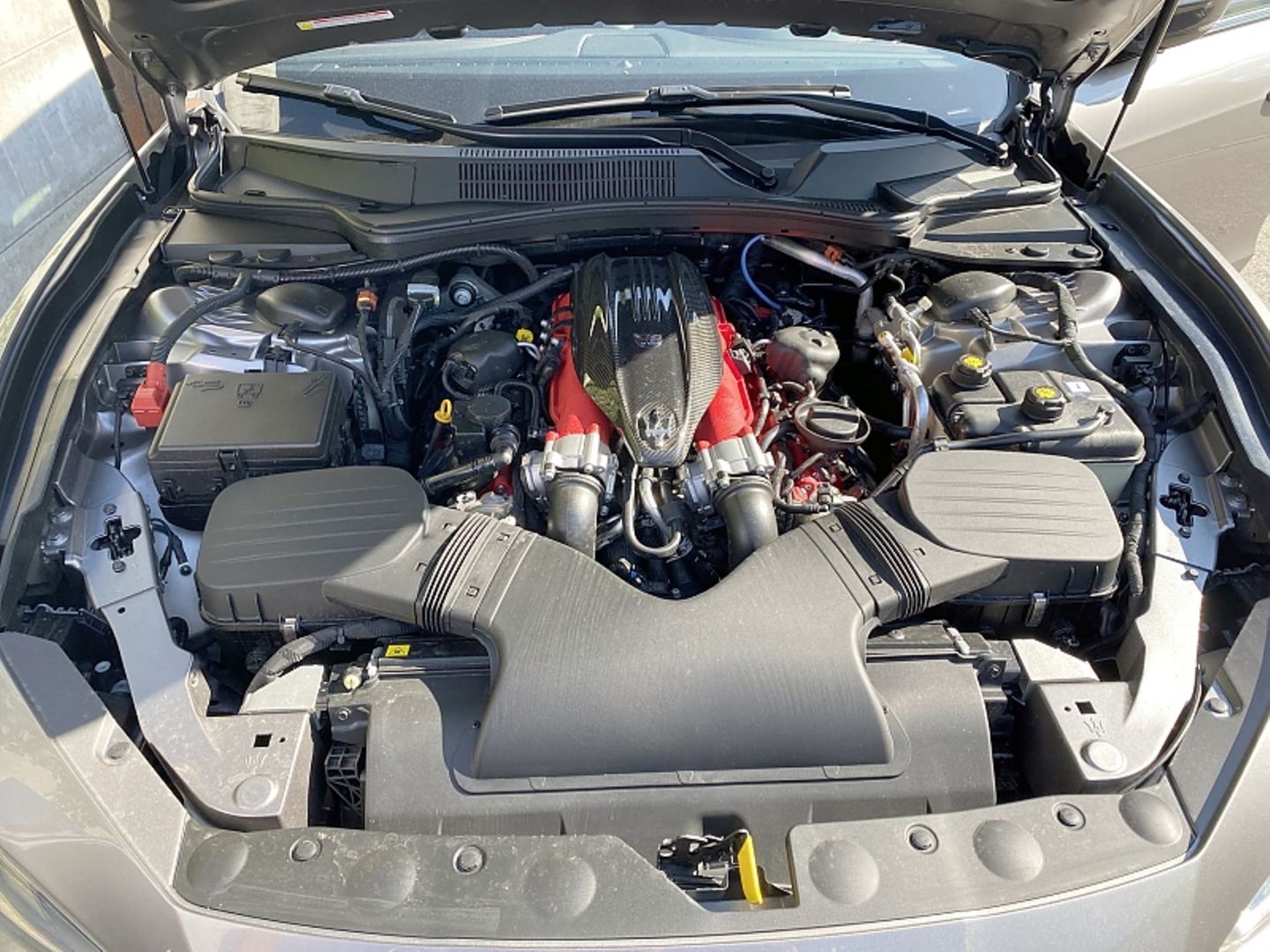 Der V8-Biturbomotor ist so gut, wie er aussieht