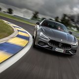 Die Lenkung erfordert Feingefühl, erstattet aber zuverlässig Bericht über die Traktion