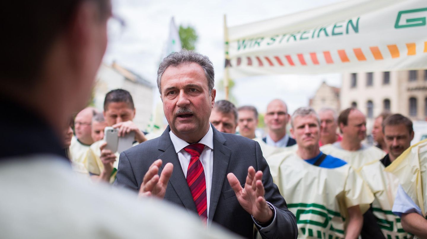 GDL-Chef Claus Weselsky beim Streik der Lokführer-Gewerkschaft 2015