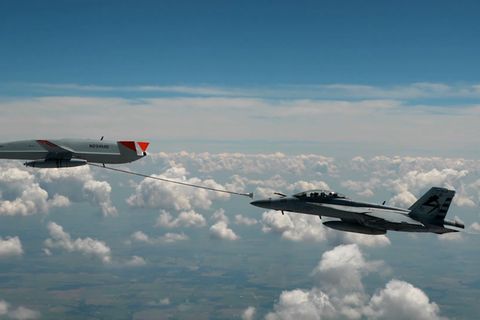 Video: Kampfjet erstmals im Flug von unbemannter Drohne betankt