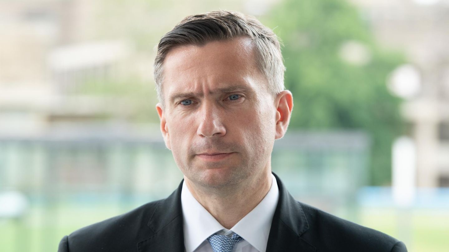Martin Dulig (SPD), Wirtschaftsminister von Sachsen, steht während eines Pressestatements vor dem Sächsischen Landtag