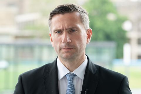 Martin Dulig (SPD), Wirtschaftsminister von Sachsen, steht während eines Pressestatements vor dem Sächsischen Landtag