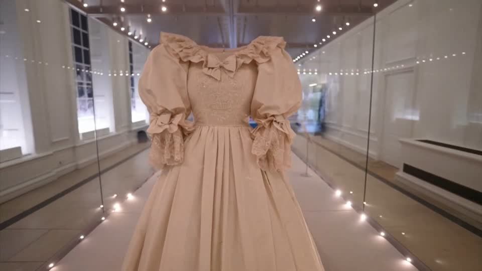 Video: 40 Jahre nach der Hochzeit: Dianas Kleid in ihrem Palast Video: 40 Jahre nach der Hochzeit: Dianas Kleid in ihrem Palast
