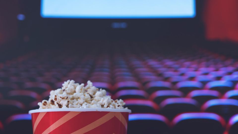 Kinosaal und Popcorn