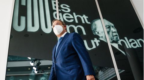 Armin Laschet vor einem Bild Konrad Adenauers in der CDU-Parteizentrale