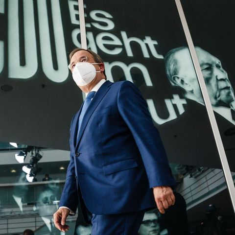 Armin Laschet vor einem Bild Konrad Adenauers in der CDU-Parteizentrale