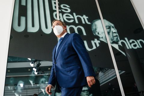 Armin Laschet vor einem Bild Konrad Adenauers in der CDU-Parteizentrale