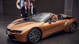 Adrian van Hooydonk (links), Pierre Casiraghi und der BMW i8 Roadster