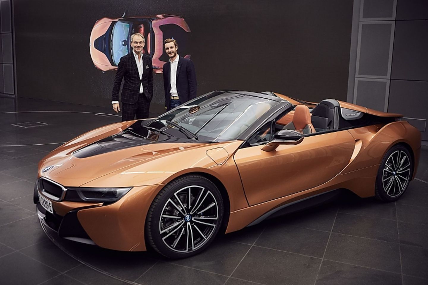 Adrian van Hooydonk (links), Pierre Casiraghi und der BMW i8 Roadster