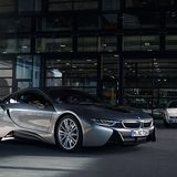 Tradition und Moderne: der BMW i8 vorne und der BMW M1