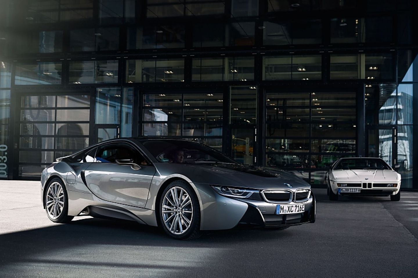 Tradition und Moderne: der BMW i8 vorne und der BMW M1