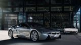 Tradition und Moderne: der BMW i8 vorne und der BMW M1